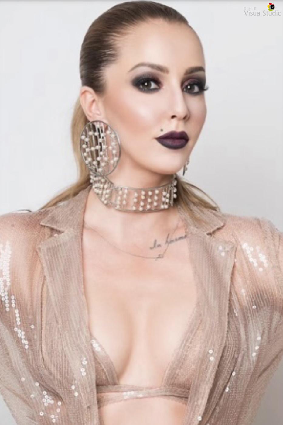 Singer  Anya